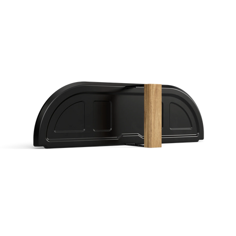 Die Gozney Pizzaofentür für Dome XL (Gen 2) von Gozney zeichnet sich durch ein elegantes, schwarzes, halbrundes Design mit einem kontrastierenden, rechteckigen Holzgriff aus, der vor einem schlichten weißen Hintergrund steht.