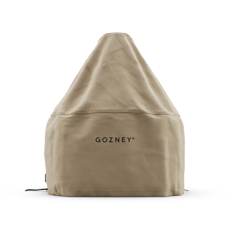 Eine beigefarbene, kegelförmige Gozney Abdeckhaube für Dome 2.0 Kurz mit "GOZNEY"-Logo auf der Vorderseite, entworfen für den Dome Gen 2 von Gozney, vor einem schlichten weißen Hintergrund.