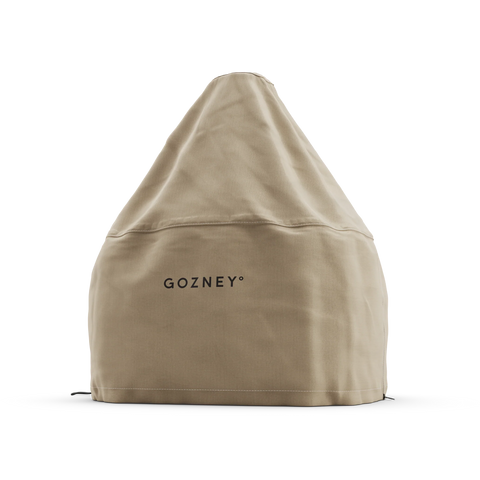 Eine beigefarbene, kegelförmige Gozney Abdeckhaube für Dome 2.0 Kurz mit "GOZNEY" in schwarzer Schrift auf der Vorderseite, die als Backofenabdeckung für den Dome Gen 2 konzipiert ist, wird vor einem schlichten weißen Hintergrund gezeigt.