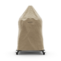 Eine beige Gozney Abdeckhaube für Dome 2.0 / Dome 2.0 XL Lang ist als wetterfester Schutz über einen auf Rollen stehenden Outdoor-Ofen von Gozney gezogen und vor weißem Hintergrund zu sehen.