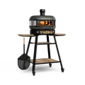 Ein Gozney Dome Pizzaofen (Multi-Fuel Gas/Holz) Off Black Bundle von Gozney wird auf einem Ständer mit Rädern und Holzregalen gezeigt, im Inneren brennt ein Feuer, an der Seite hängt ein Pizzaschieber und auf dem unteren Regal gelagertes Brennholz.