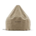 Eine hellbraune, pyramidenförmige Gozney Abdeckhaube für Dome 2.0 XL Kurz Schutzhülle mit "GOZNEY" in schwarzer Schrift auf der Vorderseite, entworfen für den Dome 2.0 XL, abgebildet vor einem schlichten weißen Hintergrund.