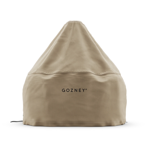 Eine hellbraune, pyramidenförmige Gozney Abdeckhaube für Dome 2.0 XL Kurz Schutzhülle mit "GOZNEY" in schwarzer Schrift auf der Vorderseite, entworfen für den Dome 2.0 XL, abgebildet vor einem schlichten weißen Hintergrund.