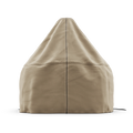 Ein großer, beiger Sitzsack mit sichtbaren weißen Nähten und einer hohen, dreieckigen Form, fotografiert vor einem schlichten weißen Hintergrund; er erinnert an die Gozney Abdeckhaube für Dome 2.0 XL Kurz von Gozney.