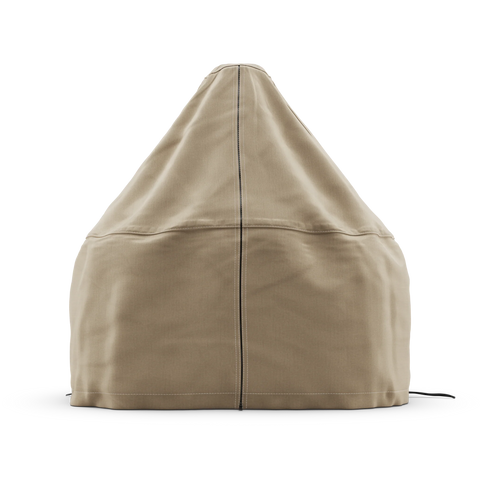 Ein großer, beiger Sitzsack mit sichtbaren weißen Nähten und einer hohen, dreieckigen Form, fotografiert vor einem schlichten weißen Hintergrund; er erinnert an die Gozney Abdeckhaube für Dome 2.0 XL Kurz von Gozney.