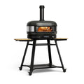 Der Gozney Dome Gen 2 XL Pizzaofen von Gozney hat ein elegantes schwarzes Design mit Schornstein, Glasfront, sichtbaren Flammen und einem Hybrid-Brennstoffsystem. Er steht auf einem fahrbaren Metallsockel mit klappbaren Seitenablagen aus Holz - ideal für Pizzaliebhaber.