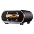 Der Revolve Evolve Smart Elektro Pizzaofen ist ein eleganter schwarzer Ofen mit abgerundetem Design, Digitalanzeige und Knöpfen. Eine Pizza backt auf dem rotierenden Pizzastein, der durch das Fenster sichtbar ist. Das Display zeigt Zeit und Temperatur an.