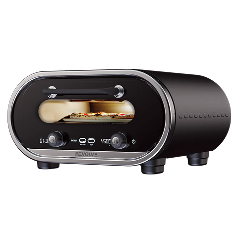 Der Revolve Evolve Smart Elektro Pizzaofen ist ein eleganter schwarzer Ofen mit abgerundetem Design, Digitalanzeige und Knöpfen. Eine Pizza backt auf dem rotierenden Pizzastein, der durch das Fenster sichtbar ist. Das Display zeigt Zeit und Temperatur an.