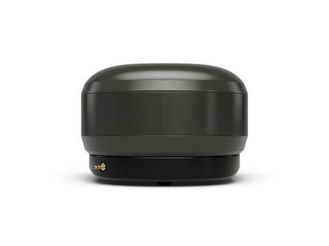 Ein eleganter, schwarzer Gozney Arc Lite Gas Pizzaofen von Gozney, mit einem glänzenden zylindrischen Design und einem kleinen goldenen Anschluss an der unteren linken Seite, der 500 °C erreichen kann, fotografiert vor einem schlichten weißen Hintergrund.