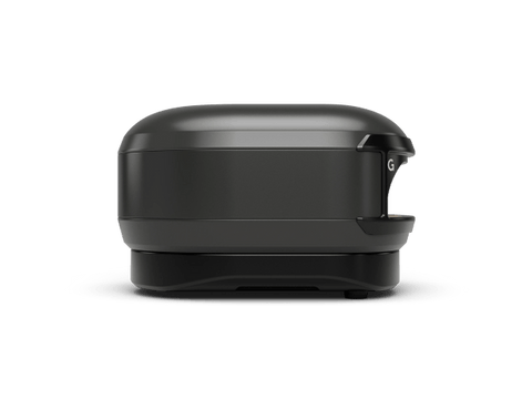 Der Gozney Arc Lite Gas Pizzaofen von Gozney ist ein kompakter, schwarzer, rechteckiger Ofen mit abgerundeten Kanten. Seine glatte, glänzende Oberseite und die mit "G" gekennzeichnete Öffnung spiegeln sein gasbetriebenes Design wider. Das Gerät ruht auf einem dunklen Sockel vor einem weißen Hintergrund.