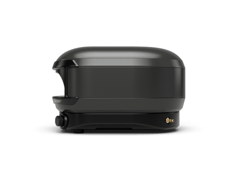 Der Gozney Arc Lite Gas Pizzaofen von Gozney ist ein eleganter, schwarzer, kuppelförmiger Ofen mit einer seitlichen Öffnung, einem Bedienknopf und einer Metallöffnung unten rechts. Er erreicht bis zu 500 °C und ist auf einem schlichten weißen Hintergrund abgebildet.