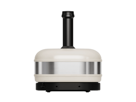 Der Gozney Dome Gen 2 Pizzaofen - Hybrid Brennstoffsystem von Gozney ist ein kompakter, moderner Outdoor-Ofen mit cremefarbener Kuppel, Edelstahlband, schwarzem Schornstein und schwarzem Sockel, abgebildet auf einem schlichten weißen Hintergrund.