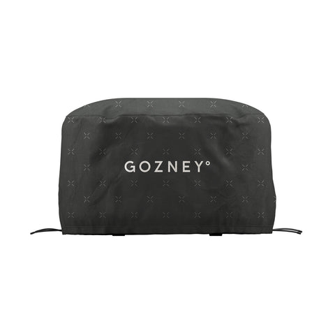 Die Gozney Off-Black Abdeckhaube für Arc XL, kurz (Limited Edition) ist eine schwarze Abdeckung mit dem Markennamen „Gozney“ in Weiß auf der Vorderseite. Diese GOZNEY-Abdeckung zeigt ein Muster aus kleinen weißen Xs, die über die Oberfläche verstreut sind und perfekt zum Überziehen von Outdoor-Kochgeräten geeignet sind. Sie besteht aus wetterfesten Materialien und hat unten Kordeln für einen sicheren Sitz.