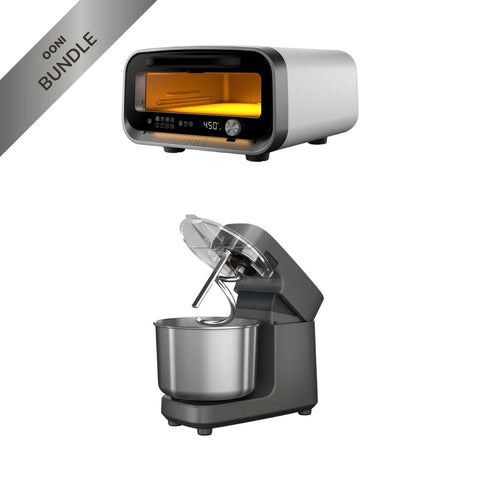 Das Ooni Volt 2 Elektro Pizzaofen & Halo Pro Spiral-Knetmaschine Bundle von Ooni besteht aus einem Pizzaofen mit Digitalanzeige und einem Spiralmixer mit Edelstahlschüssel und durchsichtigem Deckel, beide auf weißem Hintergrund.