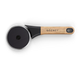 Ein Gozney Pizzaschneider mit runder Klinge aus rostfreiem Stahl und einem Holzgriff mit dem Markennamen „Gozney“. Der Griff hat einen ergonomischen Griff in der Nähe der Klinge und ein Loch am Ende zum Aufhängen. Der Hintergrund ist einfarbig schwarz.