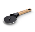 Der Gozney Pizzaschneider verfügt über einen Holzgriff mit der Aufschrift „GOZNEY“ und eine schwarze Kunststoffverbindung, die den Griff mit einer runden Edelstahlklinge verbindet und so professionelle Schneidequalität gewährleistet. Der ergonomische Griff verfügt über ein Loch zum Aufhängen. Der Hintergrund ist einfarbig schwarz.