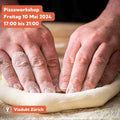 Zwei Hände formen Pizzateig auf einer bemehlten Fläche. Ein Text auf Deutsch kündigt einen Pizzalovers Einsteiger-Pizzaworkshop am Freitag, 10. Mai 2024, von 17:00 bis 21:00 Uhr im Viadukt Zürich an, mit einem Standort-Pin-Symbol.