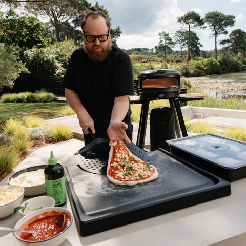 Pizzateig auf dem Gozney Pizza Prep Board ausziehen