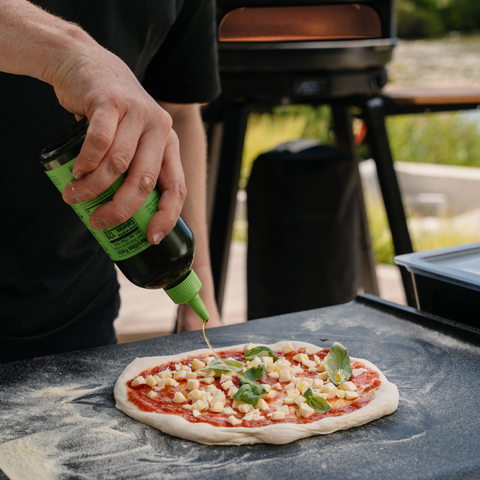 Pizza auf dem Gozney Pizza Prep Board belegen