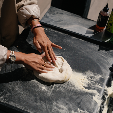 Gozney Pizza Prep Board im Einsatz beim Pizzabacken