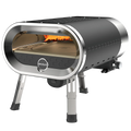 Der Revolve Gas Pizzaofen mit rotierendem Stein von Revolve zeichnet sich durch ein elegantes schwarz-silbernes Design, eine abgerundete Front mit Glasfenster, eine sichtbare Flamme, das REVOLVE-Logo über vier Metallfüßen und einen eingebauten rotierenden Pizzastein zum perfekten Backen aus.
