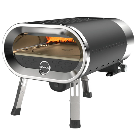 Der Revolve Gas Pizzaofen mit rotierendem Stein von Revolve zeichnet sich durch ein elegantes schwarz-silbernes Design, eine abgerundete Front mit Glasfenster, eine sichtbare Flamme, das REVOLVE-Logo über vier Metallfüßen und einen eingebauten rotierenden Pizzastein zum perfekten Backen aus.