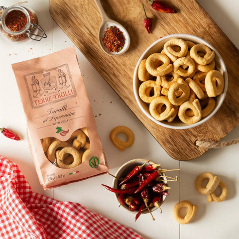 Chili-Taralli in der Schale mit Packung und Chilischoten