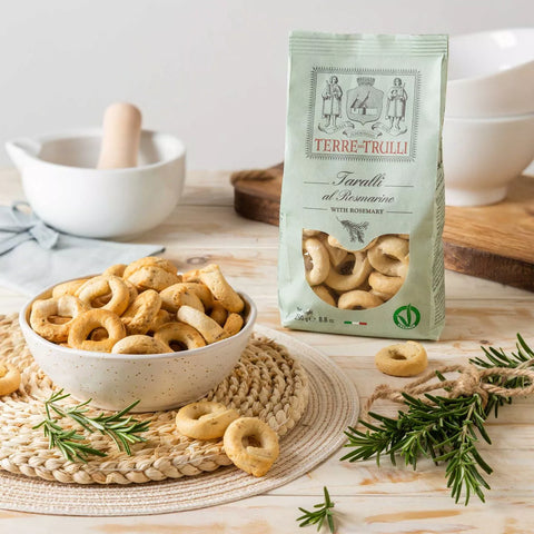 Rosmarin-Taralli in der Schale mit Packung