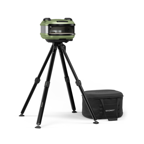Das Gozney Tread Outdoor Bundle besteht aus einem kompakten, grün-schwarzen Pizzaofen auf einem schwarzen Stativ und einer Tragetasche der Marke Gozney - ideal für die Zubereitung von Speisen im Freien, alles auf weißem Hintergrund.