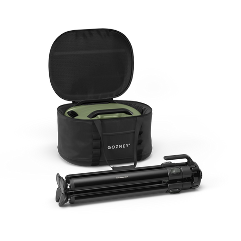 Das Gozney Tread Outdoor Bundle besteht aus einer schwarzen, runden Tragetasche mit grünem Zubehör im Inneren und einem gefalteten schwarzen Stativ mit ausziehbaren Beinen - ideal für Ihre Outdoor-Küche -, die alle vor einem weißen Hintergrund stehen.