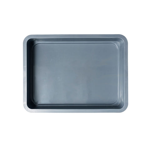 Eine rechteckige Babadoh Box - Steel Tray von Babadoh, aus grauem Kunststoff mit hochgezogenen Rändern, ideal zur Teigaufbewahrung und als zuverlässiges Pizza-Zubehör, von oben auf weißem Hintergrund abgebildet.