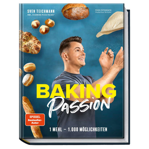 Cover des Buches „Baking Passion 1 Mehl – 1.000 Möglichkeiten von Sven Teichmann“ aus der Ava Verlagsauslieferung. Im Hintergrund sind verschiedene Backwaren wie Brot und Pizza abgebildet, was echte Pizza-Passion unterstreicht. Ein Mann wirft Teig in die Luft, während ein Abzeichen auf dem Cover darauf hinweist, dass der Autor ein Spiegel-Bestseller ist.