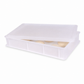 Ein durchsichtiges FUMOSA-Pizzaballen-Set (60 x 40 x 10) aus lebensmittelechtem Kunststoff von Fumosa mit leicht geöffnetem Deckel zeigt im Inneren mehrere runde Teiglinge – ideal zum Aufgehenlassen von Pizzateig.