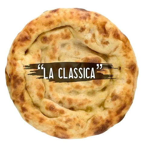 Eine Luftaufnahme eines runden, goldbraun gebackenen Gebäcks mit Spiralmuster fängt die Essenz einer authentischen Pizza ein. Das Etikett „Pizza Boden La Classica – Scuderi Prime“ in fettem Text ziert die Mitte und spiegelt den Charme der traditionellen Pizza-Handwerkskunst von Scuderi Prime wider.