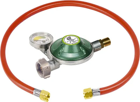 Das Cozze Reglerset mit Schlauch 1,1 m und Manometer CH von Cozze besteht aus einem Gasregler mit grünem Manometer und einem orangefarbenen Schlauch mit Messinganschlüssen, dargestellt auf weißem Hintergrund.