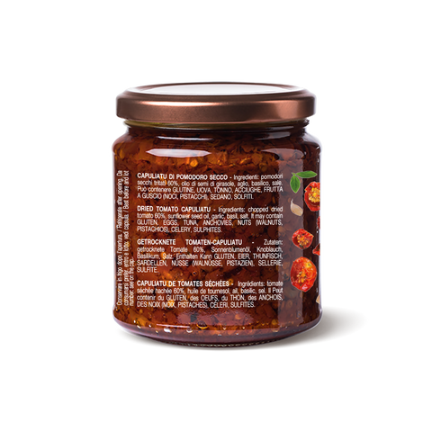 Glasgefäß mit kupferfarbenem Deckel von Convivia Getrocknete Tomaten aus Sizilien (Capuliatu). Auf dem mehrsprachigen Etikett sind getrocknete Tomaten abgebildet. Perfekt als Pizzabelag. Ausgestellt auf einem schlichten weißen Hintergrund.