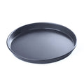 Ein schlichtes, rundes Cerutti Inox Pizzablech Blaublech mit leicht erhöhtem Rand ist auf weißem Hintergrund abgebildet.