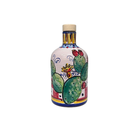 Eine farbenfrohe Keramikflasche mit Korken ist mit handgemalten Illustrationen von grünen Kaktusblättern, gelben Blumen und roten Feigenkaktusfrüchten verziert. Das Design greift die sizilianische Tradition auf und weist außerdem komplizierte Muster in Blau, Rot und Gelb rund um die handgefertigten Cunzatillu-Keramikflaschen mit Cunzatillu-Olivenöl auf.