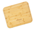 Das Cozze Pizzaschneidbrett von Cozze ist ein rechteckiges Pizzabrett aus Bambus mit abgerundeten Ecken, einer Randrille und dem eingravierten "Cozze"-Logo und -Text an einer Ecke.