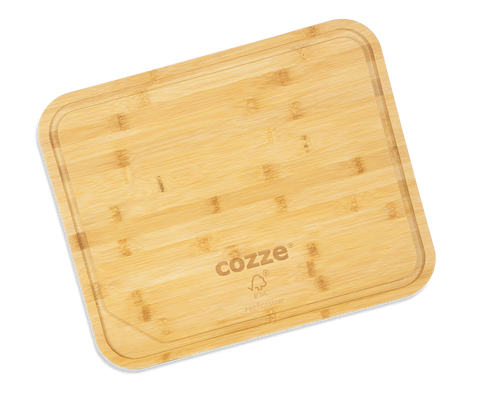Das Cozze Pizzaschneidbrett von Cozze ist ein rechteckiges Pizzabrett aus Bambus mit abgerundeten Ecken, einer Randrille und dem eingravierten "Cozze"-Logo und -Text an einer Ecke.