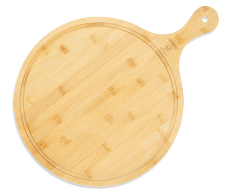 Das Cozze Pizzaschneidebrett rund mit Griff von Cozze aus Bambusholz, mit flacher Rille am Rand, auf weißem Hintergrund platziert.