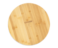 Das Cozze Pizzaschneidbrett Rund aus FSC-zertifiziertem Bambus, mit stilvoller Gravur des Markennamens "Cozze" auf der Oberfläche, präsentiert sich auf weißem Hintergrund.