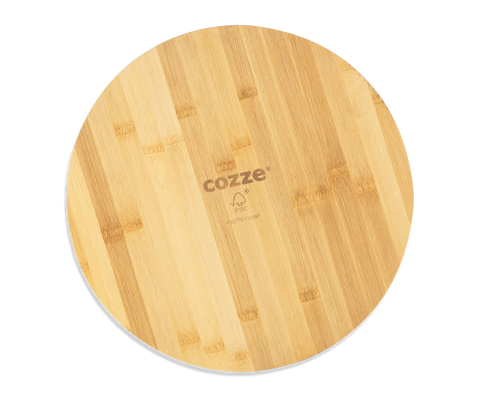 Das Cozze Pizzaschneidbrett Rund aus FSC-zertifiziertem Bambus, mit stilvoller Gravur des Markennamens "Cozze" auf der Oberfläche, präsentiert sich auf weißem Hintergrund.