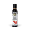 Eine Flasche Crema Balsamica - Crema Peperoncino Chiliglasur 150 ml von Mussini mit schwarzem Deckel und einem Etikett mit Abbildungen von roten Chilischoten. Diese Gourmetglasur wird in Italien aus Balsamico-Essig aus Modena hergestellt und verleiht ihr eine authentische Note.