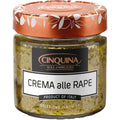 Ein Glas mit Cinquina Crema alle Raps von Cinquina, einer italienischen Spezialität aus Kohlrabi, mit orangefarbenem Deckel und schwarz-weiß-orangefarbenem Etikett - perfekt als einzigartiger Pizzabelag oder zum Verfeinern italienischer Gerichte.