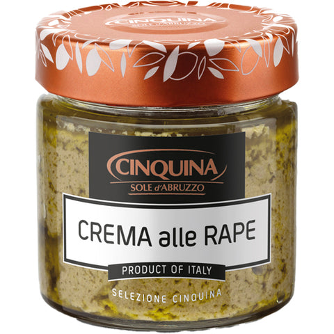 Ein Glas mit Cinquina Crema alle Raps von Cinquina, einer italienischen Spezialität aus Kohlrabi, mit orangefarbenem Deckel und schwarz-weiß-orangefarbenem Etikett - perfekt als einzigartiger Pizzabelag oder zum Verfeinern italienischer Gerichte.