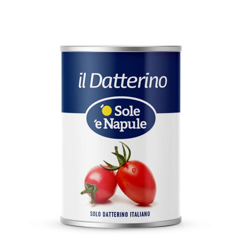 Eine 400-g-Dose O Sole e Napule Datterino-Tomaten bringt authentischen mediterranen Geschmack in Ihre Rezepte - achten Sie auf das blau-weiße Etikett von O Sole e Napule.