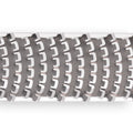 Nahaufnahme der FUMOSA CUCINA Zester und Parmesanreibe von Fumosa, mit einem metallischen, segmentierten Design mit einem sich wiederholenden, geschwungenen Muster zum feinen Reiben, dargestellt auf weißem Hintergrund.