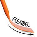 Ein orangefarbener, ergonomischer Küchenspachtel lässt sich deutlich biegen. Das Wort „FLEXIBEL“ steht über dem Mittelteil des Spatels und betont seine Flexibilität. Unter dem Spatel verläuft ein Pfeil, der seine Biegsamkeit anzeigt – perfekt für Pizza-Enthusiasten, die nach einem idealen FUMOSA flexibler Teigspachtel von Fumosa suchen.