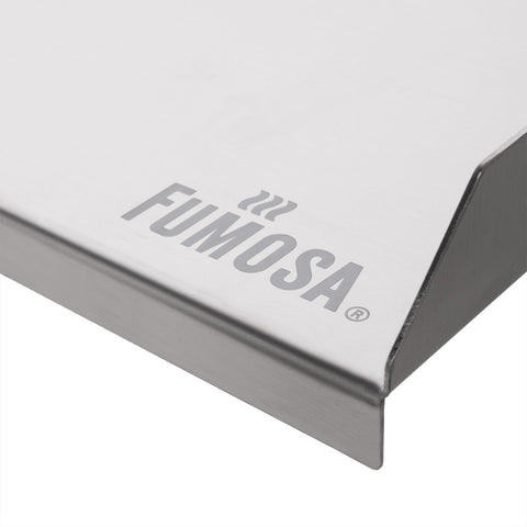 Nahaufnahme der FUMOSA IMPASTO Edelstahl Arbeitsplatte (60x50) inkl. Silikon Antirutschmatte von Fumosa, mit gebürsteter Oberfläche, gebogenem Rand und Logo - ideal für Teigverarbeitung wie Pizzateig.